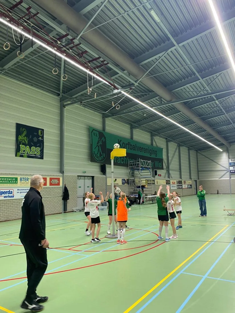 Actie op het korfbalveld bij Wees Kwiek